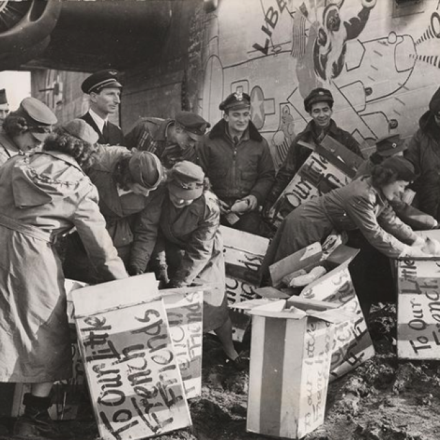 453rd Bomb Group flew gifts to Paris - Mighty Eighty Museum