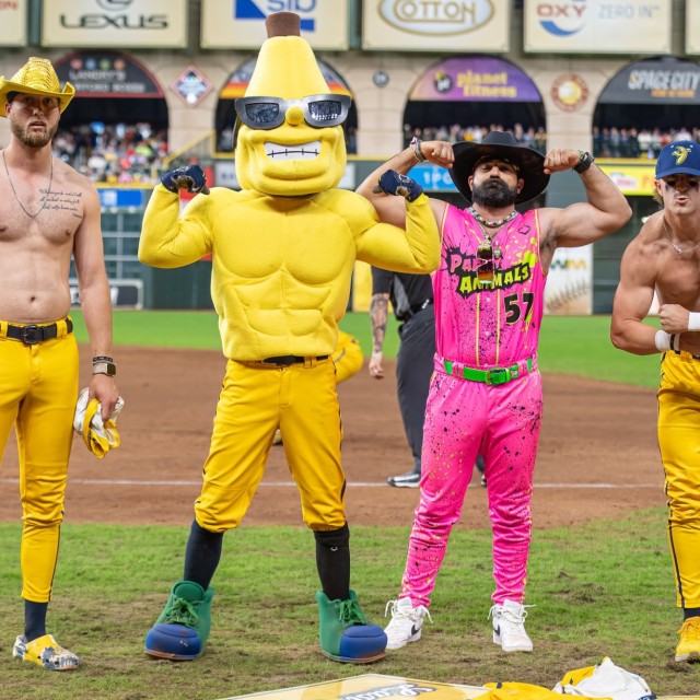 The Savannah Bananas mascot, Split