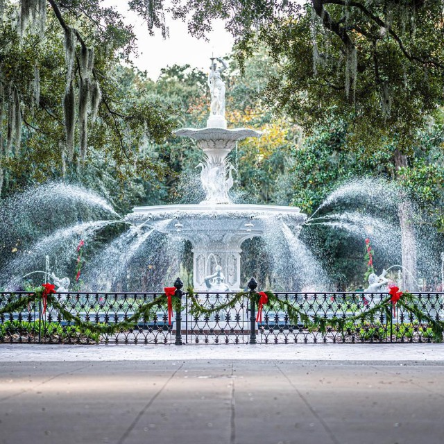 Forsyth Fountain holiday decor