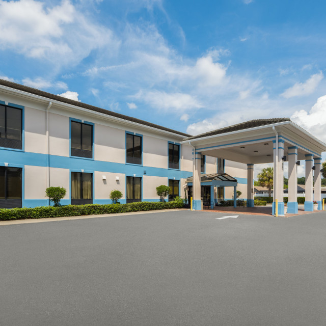Daytime exterior view of Baymont Inn Garden City.