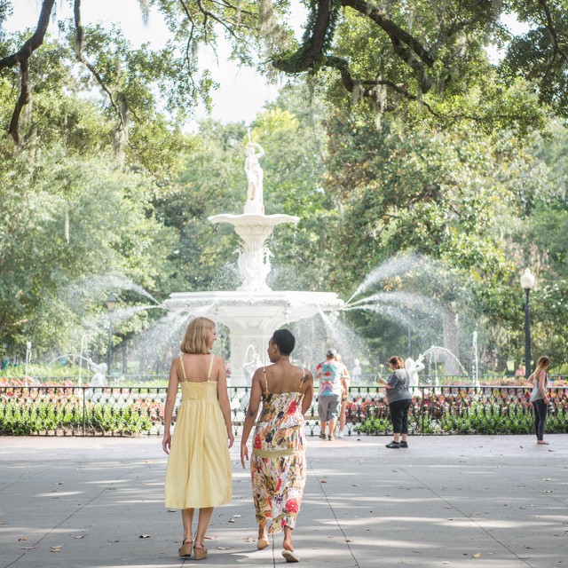 forsyth-park-walk-fountain-friends-girls.jpg