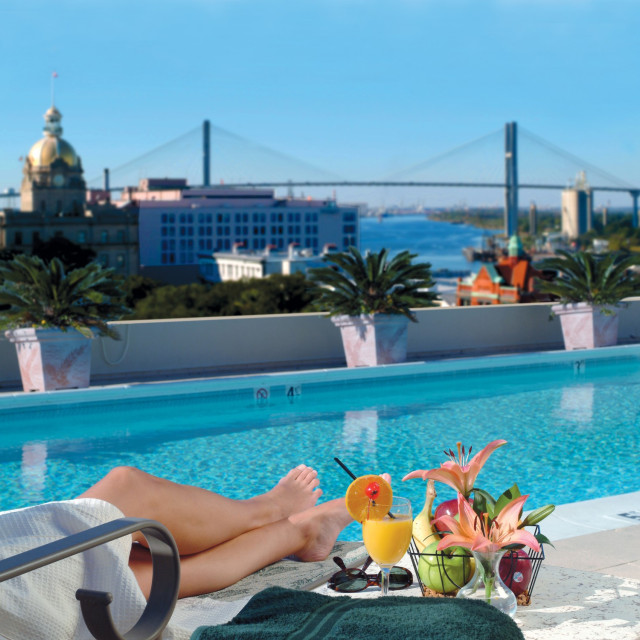 hotels_inns_hampton_inn_hampton_pool_with_bridge.jpg
