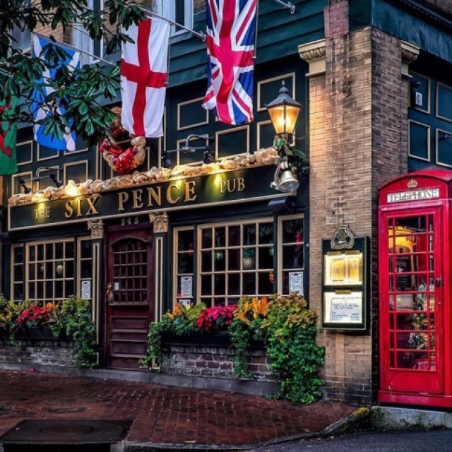 Six Pence Pub in Savannah
