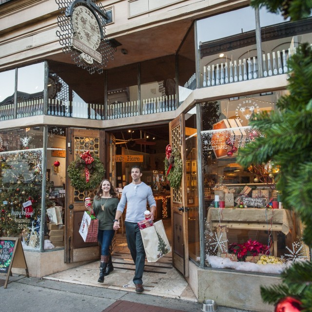 savannah holiday shopping couple broughton street christmas