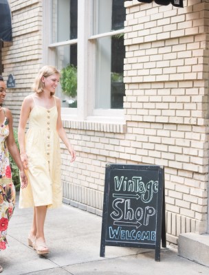 Two friends walking towards a vintage shop.