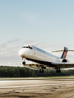 delta flight airport plane