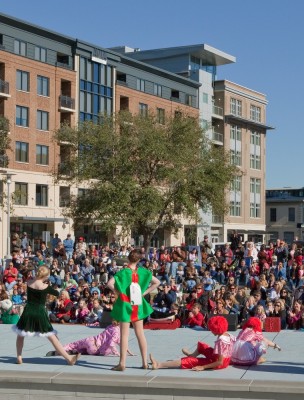 holiday_performers_8114123652_o.jpg
