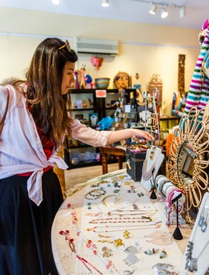 people_shopping_051614_tourism_rb21.jpg