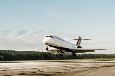 delta flight airport plane