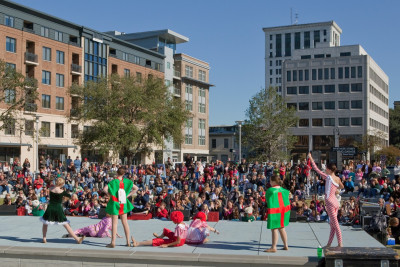 holiday_performers_8114123652_o.jpg
