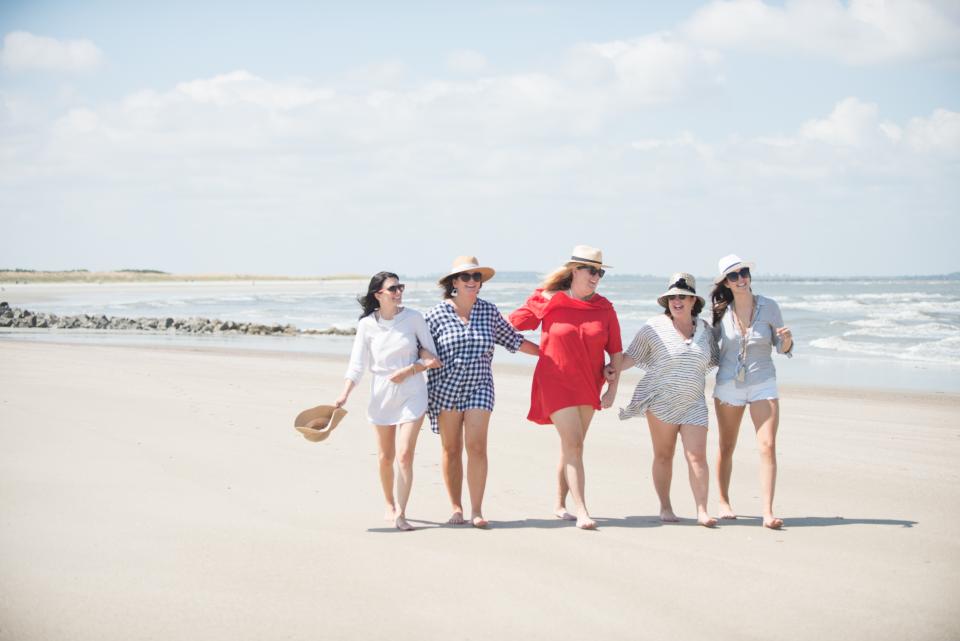 Beach Group Photo Poses For Friends - Nature Photo HD