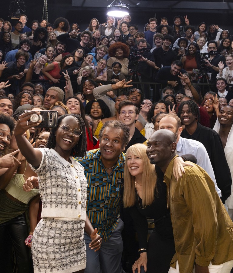 SCAD students take a large group selfie with actress Lupita Nyongo.