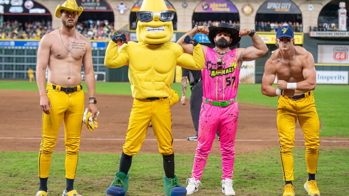 The Savannah Bananas mascot, Split