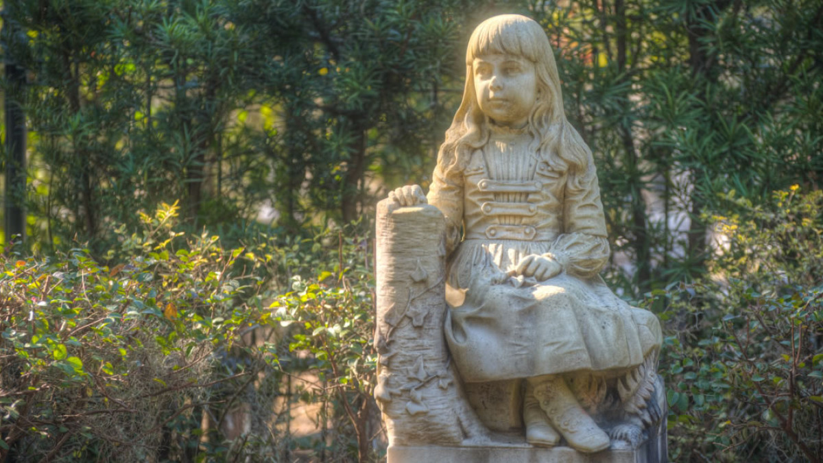 A haunting view of Little Gracie’s tombstone 