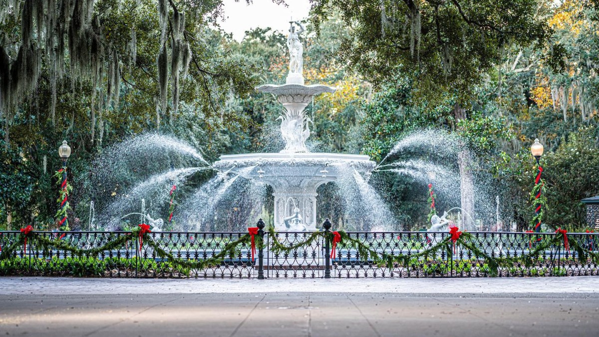 Forsyth Fountain holiday decor