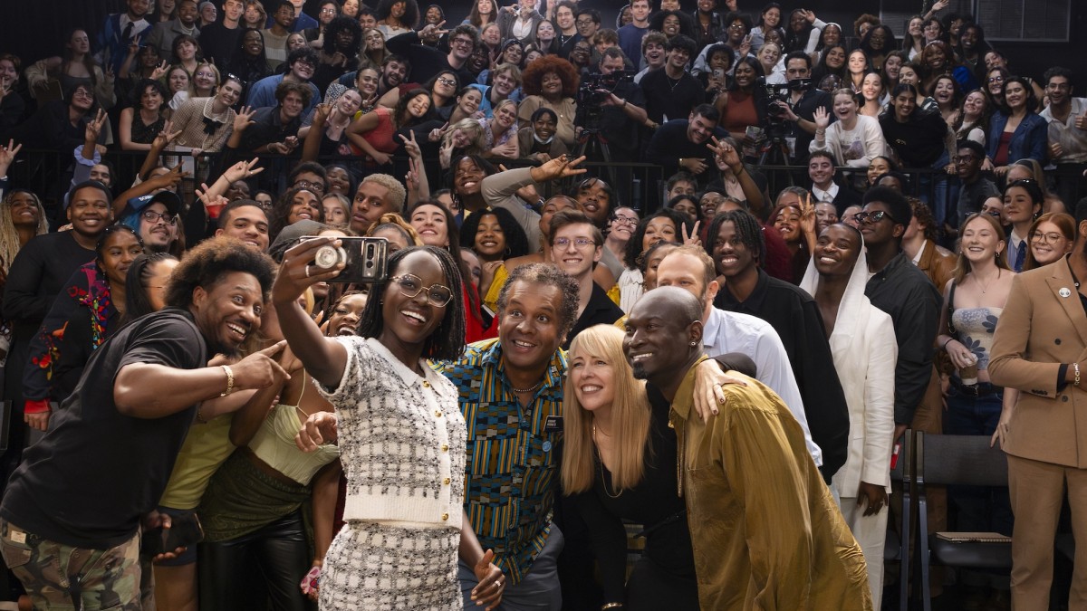 SCAD students take a large group selfie with actress Lupita Nyongo.