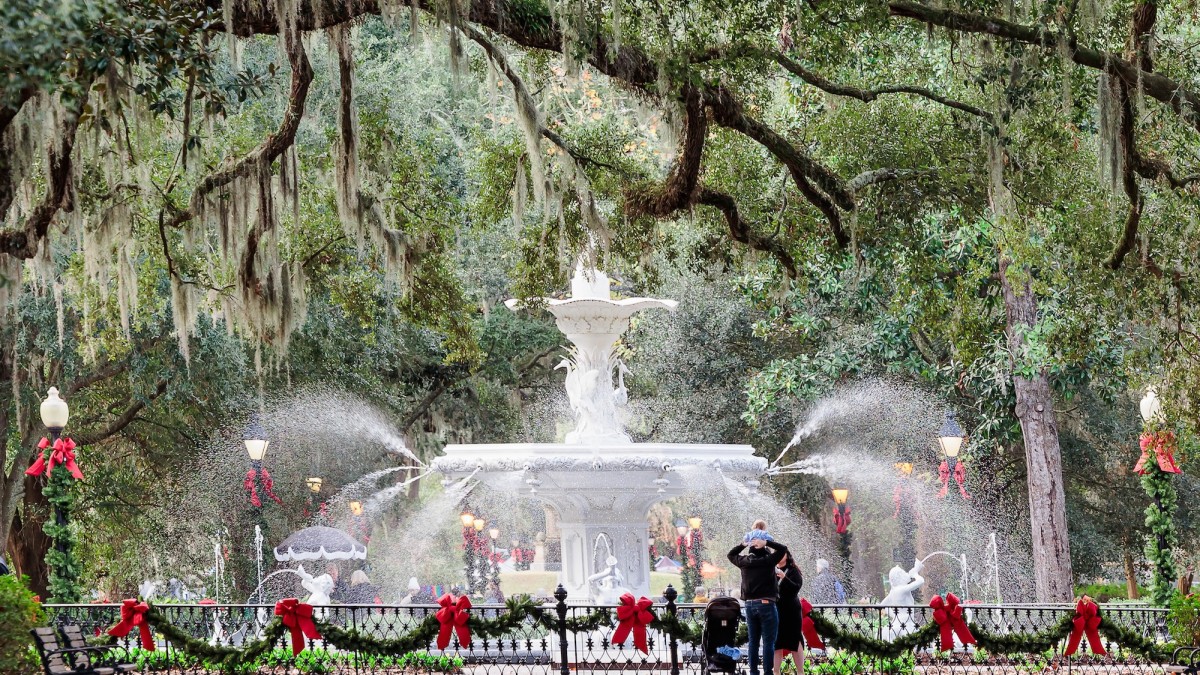 Savannah Georgia’s Forsyth Fountain decorated in red bows for the holiday season.