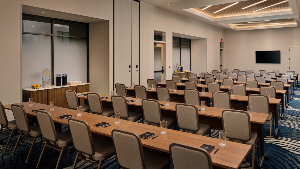 Tempo by Hilton Savannah’s Forsyth Classroom meeting space.