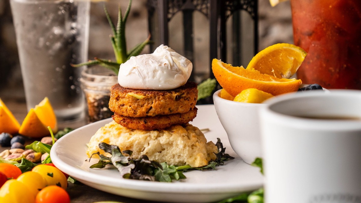 b._matthews_crab_cake_benedict.jpg