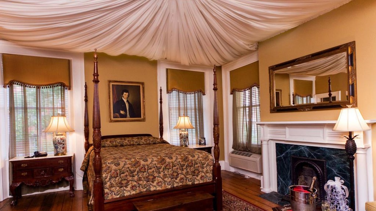 Savannah's Eliza Thompson House Savannah's Eliza Thompson House