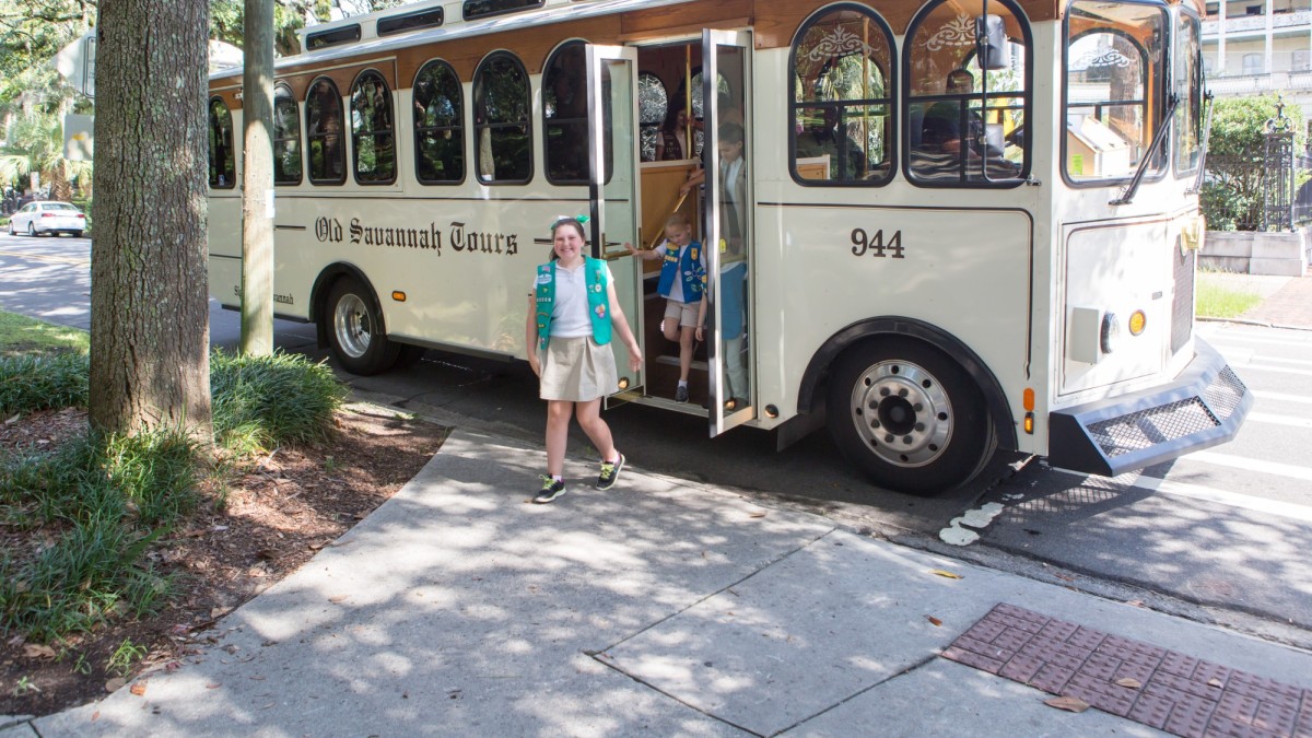 trolley-old-savannah-group-girl-scouts.jpg