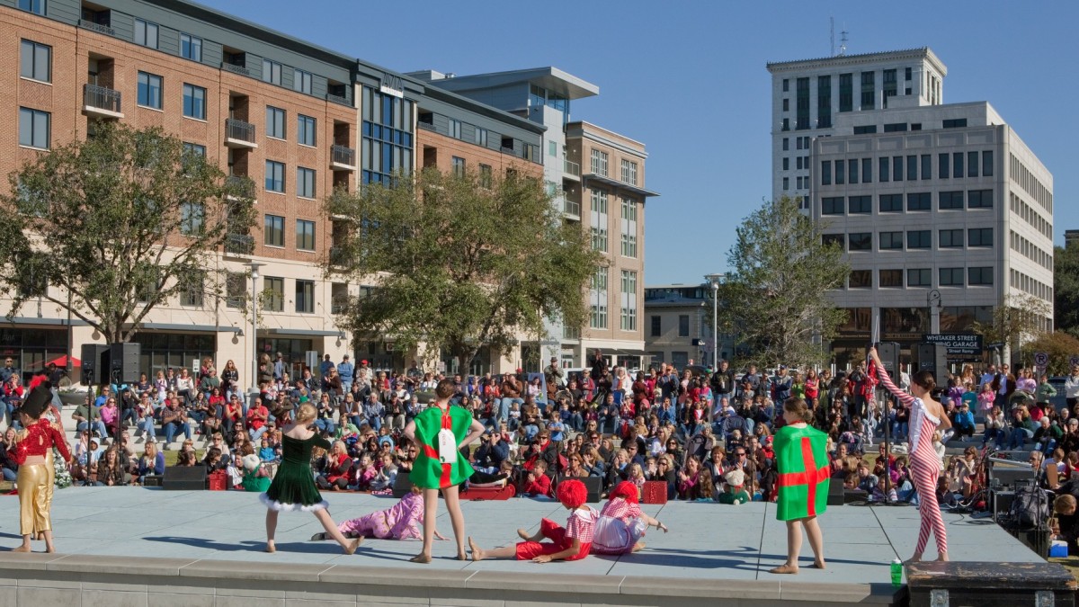holiday_performers_8114123652_o.jpg