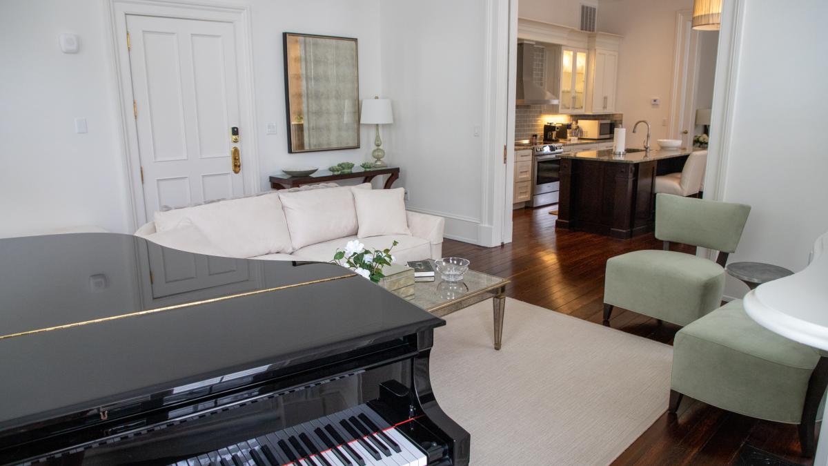 jules savannah hotel living room piano