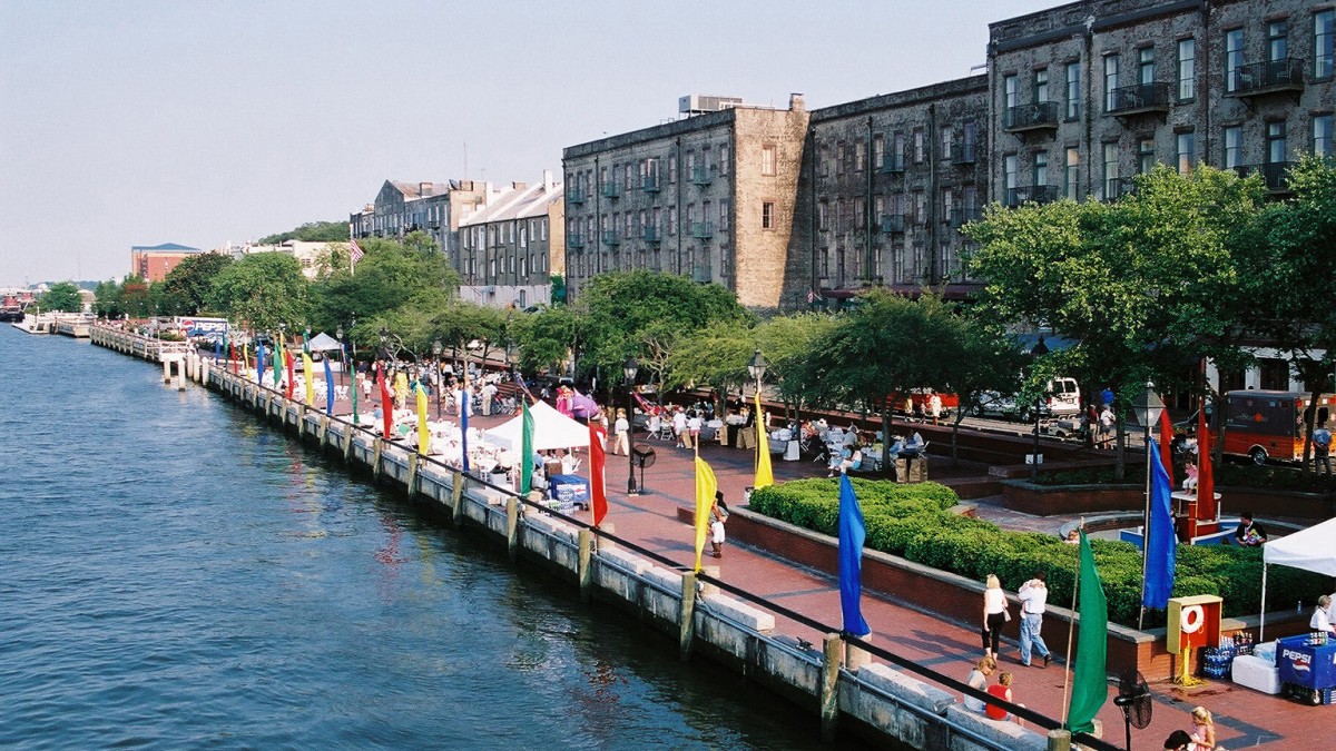 https://visitsavannah.com/sites/default/files/styles/large_horizontal_wide/public/riverfront_colored_flags_1.jpg?h=a9eeb005&itok=nuBdmPwp