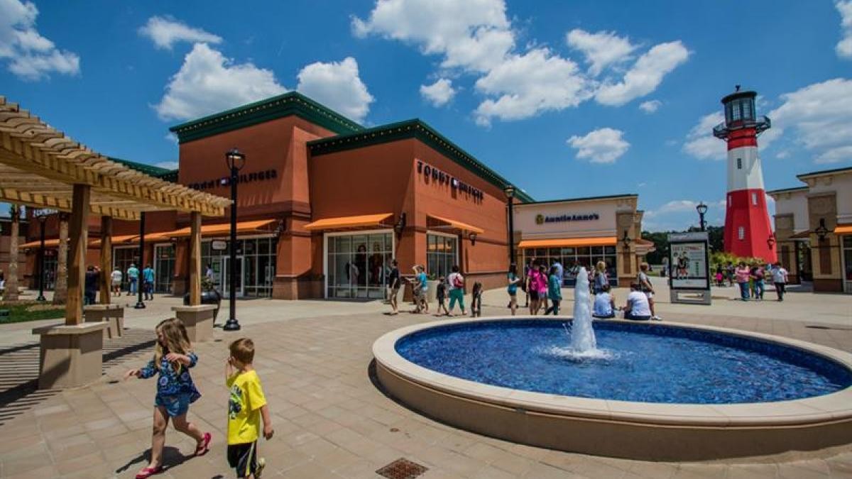 savannah-tanger-outlet-fountain.jpg