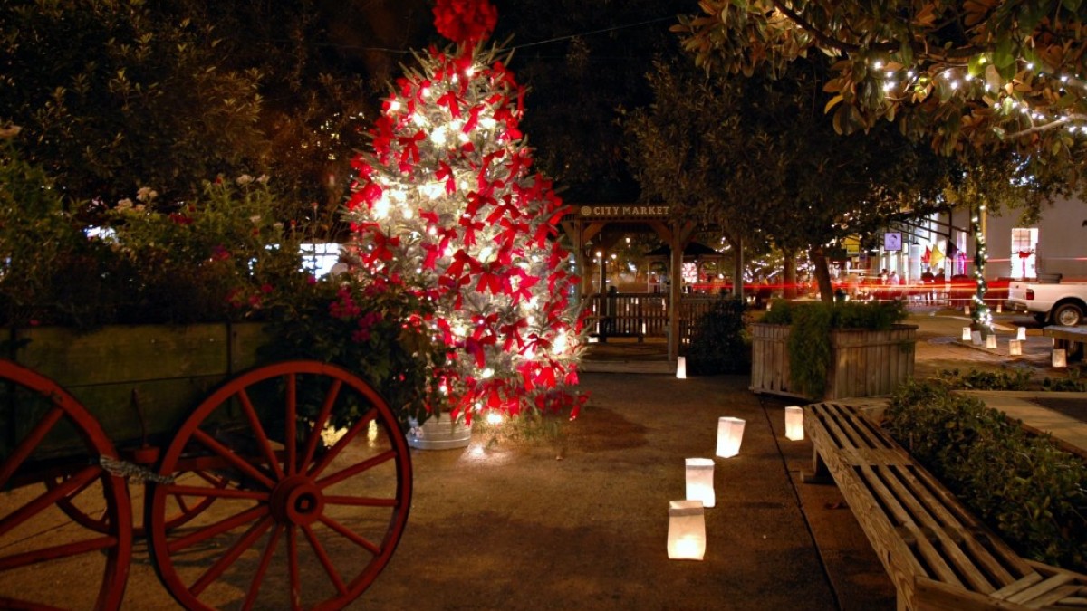 savannah_city_market_christmas_tree.jpg