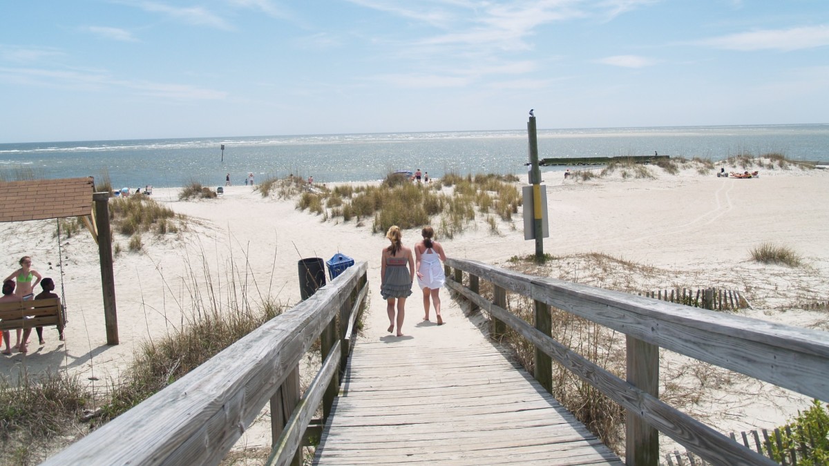 tybee-island-beach-boardwalk-girls-friends.jpg