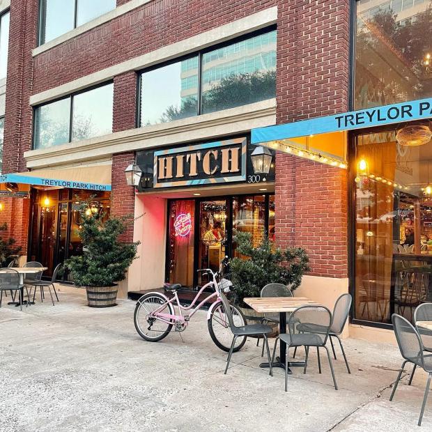 Outdoor Dining in Savannah