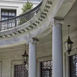 grand columns in greek revival architecture
