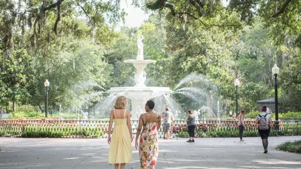 forsyth-park-walk-fountain-friends-girls.jpg