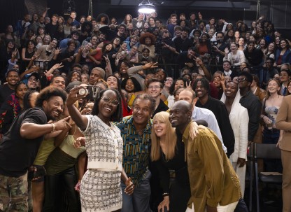SCAD students take a large group selfie with actress Lupita Nyongo.