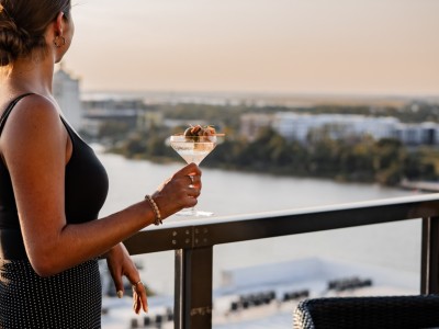 Bar Julian, woman looking over the river