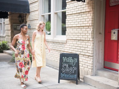 Two friends walking towards a vintage shop.