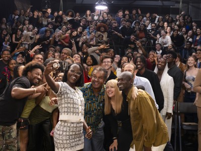 SCAD students take a large group selfie with actress Lupita Nyongo.