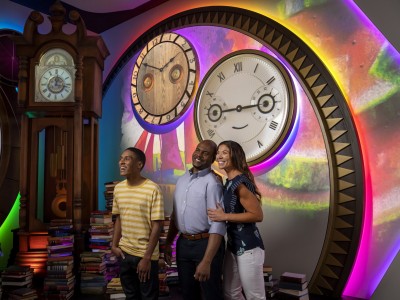 A family of three enjoying an immersive 4D story experience about the history of Savannah College of Art and Design.