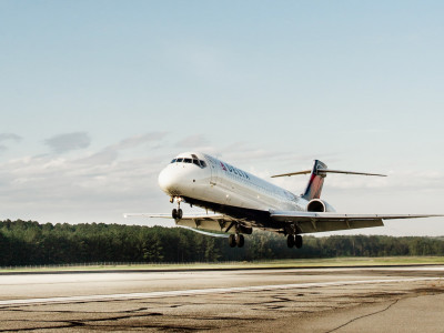 delta flight airport plane