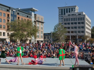 holiday_performers_8114123652_o.jpg